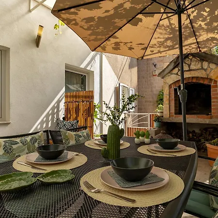 Hidden Garden , Stylish In Old Town Apartman