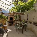 Hidden Garden , Stylish In Old Town * マカルスカ