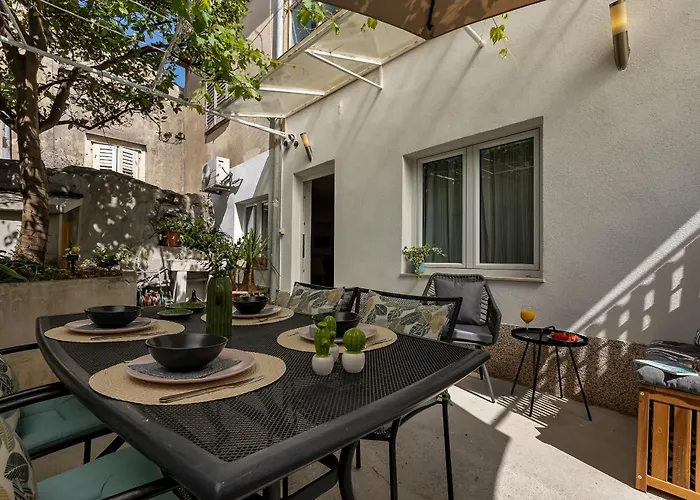 Hidden Garden , Stylish In Old Town Апартаменти