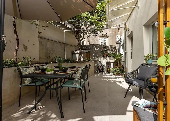 Hidden Garden , Stylish In Old Town Апартаменти Макарська