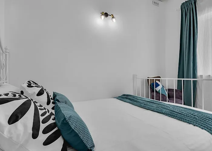 Hidden Garden , Stylish In Old Town