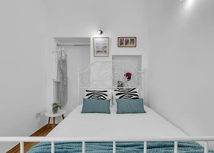 Hidden Garden , Stylish In Old Town Апартаменти