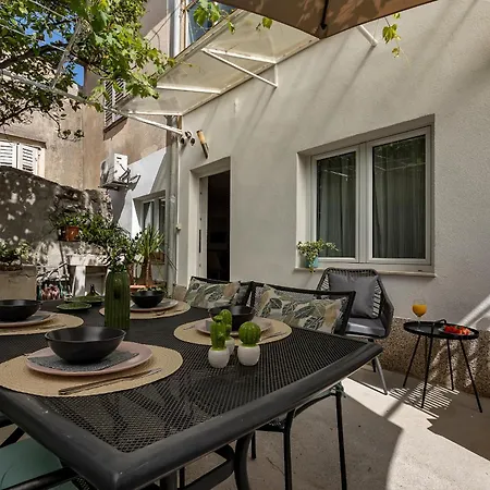 Hidden Garden , Stylish In Old Town Appartamento